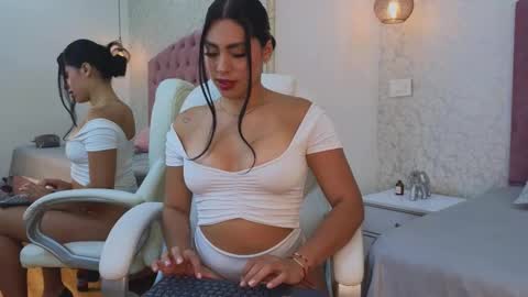 Snapshot of vanessa_rain_ chatting on October 24, 2025, 7:43 pm Vanessa online show from October 24, 2025, 7:43 pm