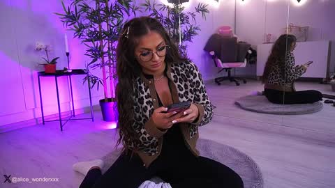 Vanessa Simon online show from January 3, 2025, 6:22 am