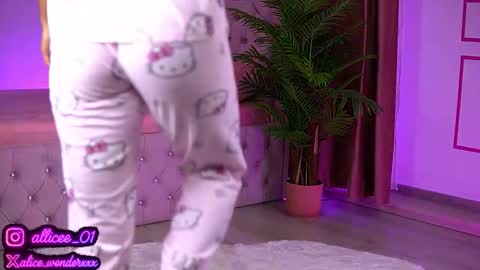 Snapshot of vanessasimon chatting on September 14, 2025, 6:01 am Vanessa Simon online show from September 14, 2025, 6:01 am