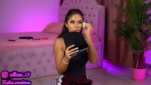 Snapshot of vanessasimon chatting on September 19, 2025, 6:15 am Vanessa Simon online show from September 19, 2025, 6:15 am