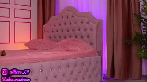 Snapshot of vanessasimon chatting on October 8, 2025, 8:23 am Vanessa Simon online show from October 8, 2025, 8:23 am