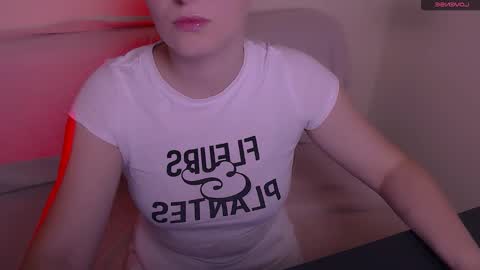 Mia online show from December 2, 2025, 7:57 am