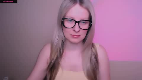 Mia online show from May 1, 2026, 11:48 am