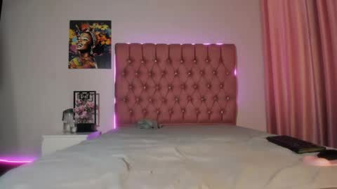 VanillaFlo online show from May 5, 2026, 5:04 am