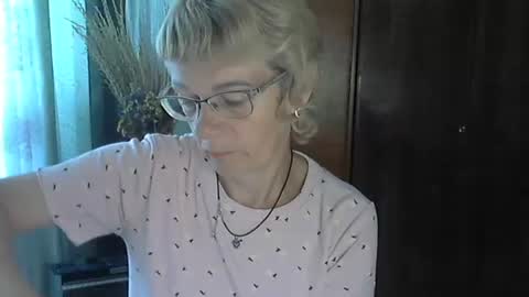 Snapshot of vanillaxcreamy chatting on October 3, 2025, 8:44 am Vanillaxcreamy online show from October 3, 2025, 8:44 am