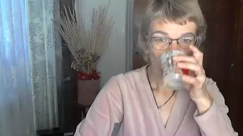 Snapshot of vanillaxcreamy chatting on October 27, 2025, 9:24 am Vanillaxcreamy online show from October 27, 2025, 9:24 am