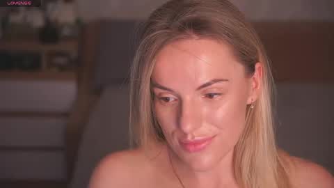 Snapshot of vanille_mystery chatting on June 1, 2026, 9:38 pm Sophie online show from June 1, 2026, 9:38 pm