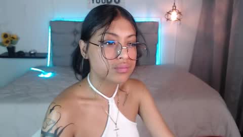 Snapshot of vannesweet_ chatting on December 23, 2024, 10:44 pm vane online show from December 23, 2024, 10:44 pm
