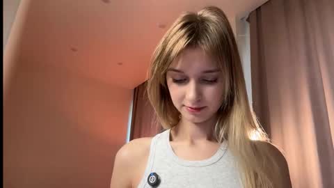 Snapshot of variety_moments chatting on November 2, 2025, 3:42 am Heeeeey Im Hanna the art of tease online show from November 2, 2025, 3:42 am