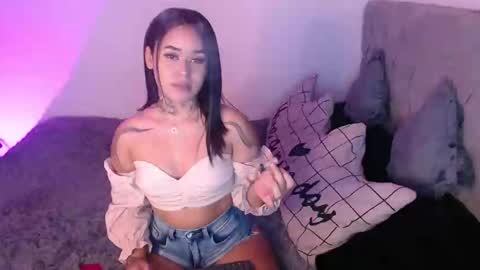 Snapshot of vayolett_bass chatting on December 3, 2024, 12:02 am Vayolett Bass online show from December 3, 2024, 12:02 am