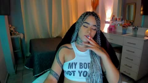 Snapshot of vayolett_bass chatting on April 2, 2026, 8:23 am Vayolett Bass online show from April 2, 2026, 8:23 am
