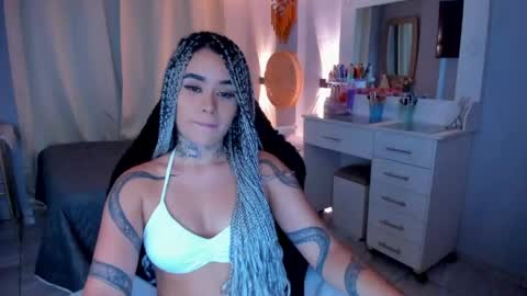 Snapshot of vayolett_bass chatting on April 27, 2026, 6:44 am Vayolett Bass online show from April 27, 2026, 6:44 am