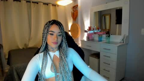 Snapshot of vayolett_bass chatting on April 29, 2026, 5:00 am Vayolett Bass online show from April 29, 2026, 5:00 am