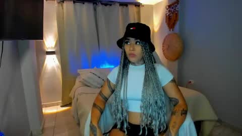 Snapshot of vayolett_bass chatting on May 3, 2026, 3:23 am Vayolett Bass online show from May 3, 2026, 3:23 am
