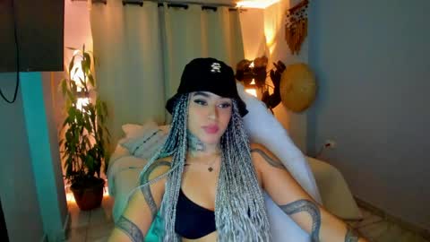 Snapshot of vayolett_bass chatting on May 4, 2026, 7:15 am Vayolett Bass online show from May 4, 2026, 7:15 am