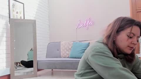 Vee Simons online show from December 15, 2024, 1:43 pm