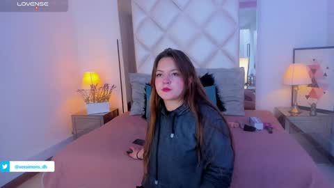 Vee Simons online show from January 4, 2025, 7:44 pm