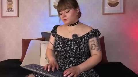 Vee Simons online show from October 21, 2025, 8:20 pm