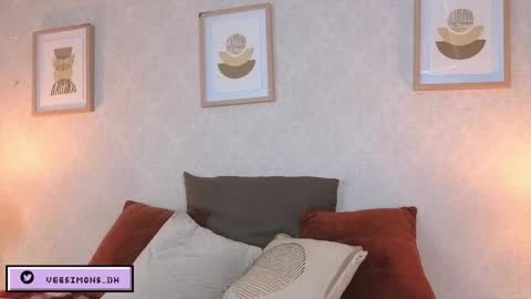 Vee Simons online show from April 24, 2026, 7:49 pm