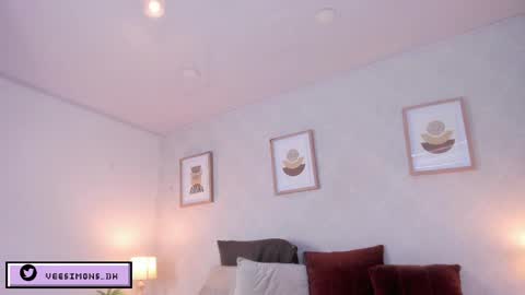Vee Simons online show from April 30, 2026, 7:42 pm