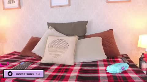 Vee Simons online show from May 7, 2026, 7:41 pm