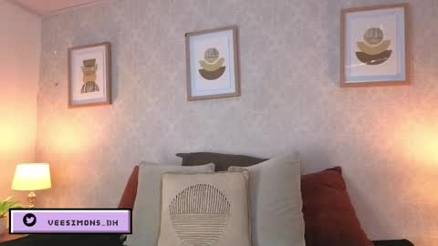 Vee Simons online show from May 8, 2026, 8:03 pm
