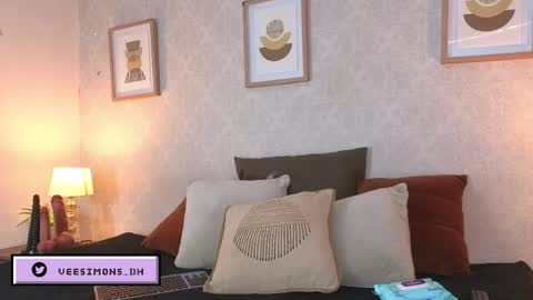 Vee Simons online show from May 11, 2026, 8:06 pm