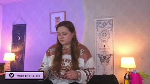Vee Simons online show from June 8, 2026, 7:36 pm