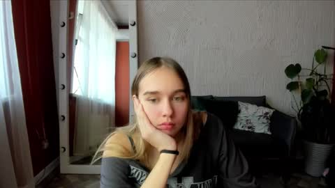 Snapshot of vel1ka chatting on October 7, 2025, 10:01 am Barbara online show from October 7, 2025, 10:01 am