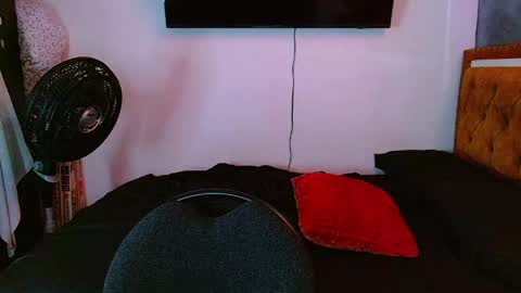 Snapshot of velk_hot1 chatting on May 6, 2026, 12:43 pm velk_hot1 online show from May 6, 2026, 12:43 pm