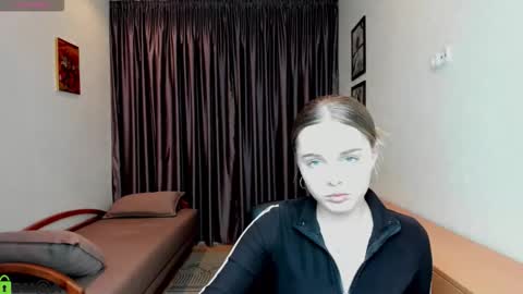 velora_vyxen online show from October 6, 2025, 12:13 pm