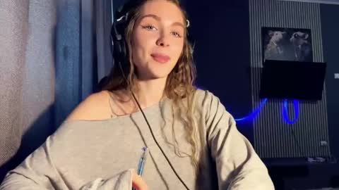 Snapshot of veluxe chatting on March 15, 2026, 12:22 pm Nia online show from March 15, 2026, 12:22 pm