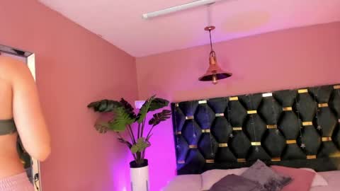Isabella  online show from April 28, 2026, 11:59 am