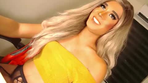 Snapshot of velvet_fux chatting on October 15, 2025, 12:11 am Richy will make you fall in love online show from October 15, 2025, 12:11 am