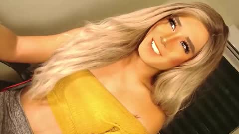 Snapshot of velvet_fux chatting on October 19, 2025, 12:33 am Richy will make you fall in love online show from October 19, 2025, 12:33 am