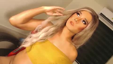 Snapshot of velvet_fux chatting on October 23, 2025, 12:21 am Richy will make you fall in love online show from October 23, 2025, 12:21 am