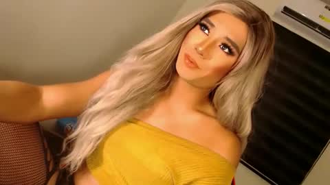 Snapshot of velvet_fux chatting on October 27, 2025, 1:31 am Richy will make you fall in love online show from October 27, 2025, 1:31 am