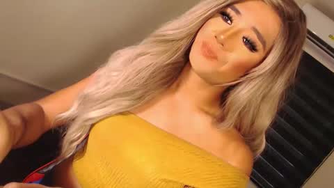 Snapshot of velvet_fux chatting on October 29, 2025, 2:03 am Richy will make you fall in love online show from October 29, 2025, 2:03 am