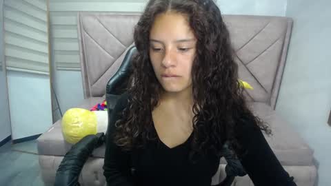 velvet_moon_v online show from September 11, 2025, 1:11 pm