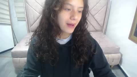 velvet_moon_v online show from September 30, 2025, 1:05 pm