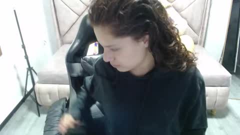 velvet_moon_v online show from November 12, 2025, 12:27 pm