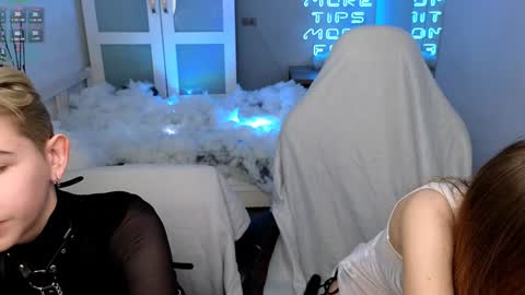 Snapshot of velvetvalkyries chatting on January 2, 2025, 1:51 pm CLEOshort hair TIna long hair online show from January 2, 2025, 1:51 pm