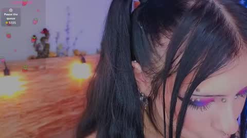 Snapshot of venomeowww_ chatting on May 11, 2026, 2:45 pm Vivian online show from May 11, 2026, 2:45 pm
