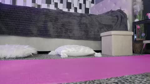 venusinylons online show from March 4, 2026, 2:01 pm