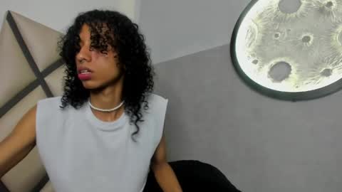 venuss_03 online show from April 12, 2026, 3:33 am