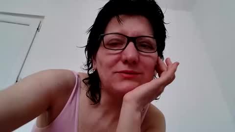 Snapshot of vera_elle chatting on April 12, 2026, 6:18 am Vera online show from April 12, 2026, 6:18 am
