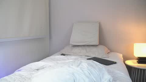 Snapshot of veroniqe_lounge chatting on January 9, 2025, 1:29 am V A L help me reach 100likes online show from January 9, 2025, 1:29 am