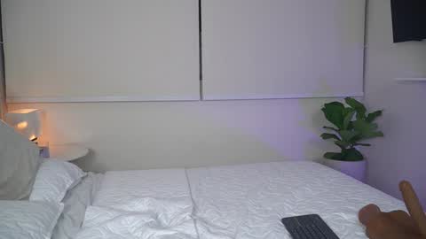 Snapshot of veroniqe_lounge chatting on January 24, 2025, 3:00 am V A L help me reach 100likes online show from January 24, 2025, 3:00 am