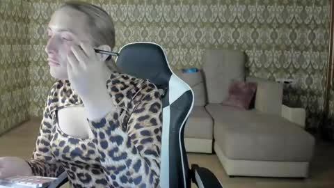 Snapshot of vi_luxxxy chatting on May 7, 2026, 2:06 am vi_luxxxy online show from May 7, 2026, 2:06 am