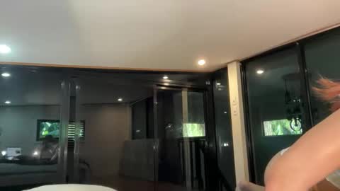 via_olala online show from November 6, 2025, 7:31 am